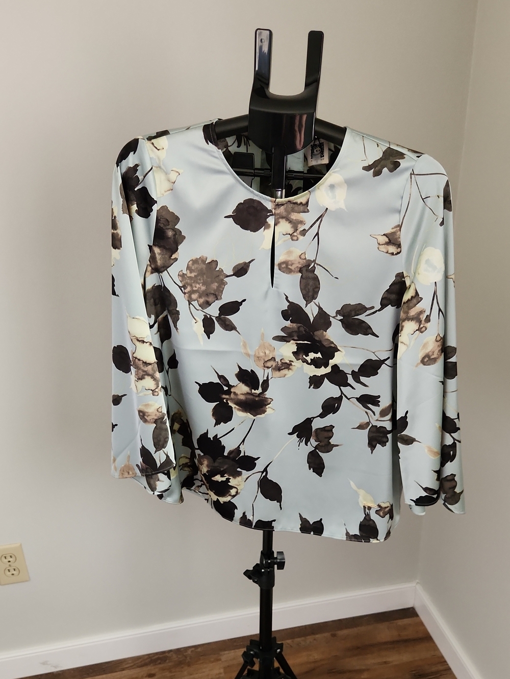 Anne Klein Blouse with Keyhole Neckline and Bell Sleeves Size Small